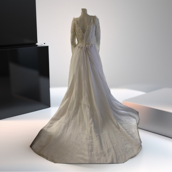 Pre loved 🥰 Morilee Vintage, minimal Raw Silk Wedding Dress. - Picture 10 of 15